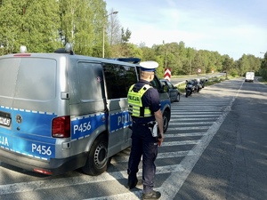 zdjęcie przedstawia policjantów w trakcie kontroli drogowej