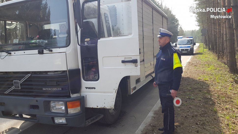 Policjant kontroluje pojazd w ramach akcji SMOG