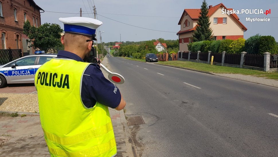 policjant mierzy prędkość pojazdów