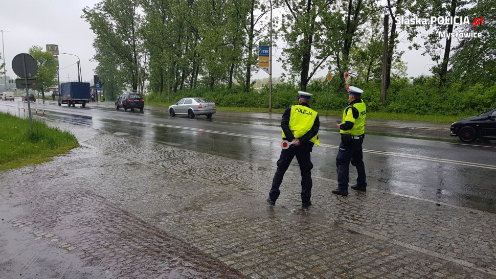 Policjanci podczas akcji "Wyłącz przyspieszenie - włącz myślenie"