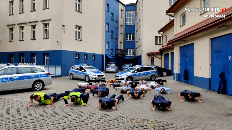 Policjanci wykonują pompki w ramach #GaszynChallenge