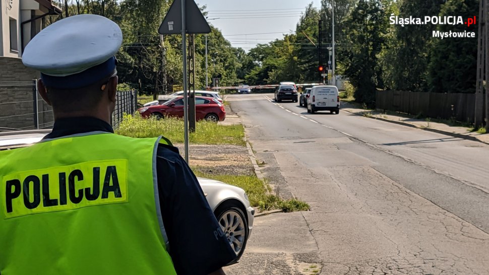 Policjant przy przejeździe kolejowym