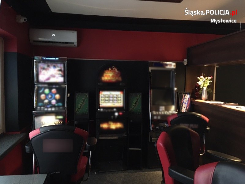 nielegalne automaty do gier hazardowych zabezpieczone przez policjantów i funkcjonariuszy KAS