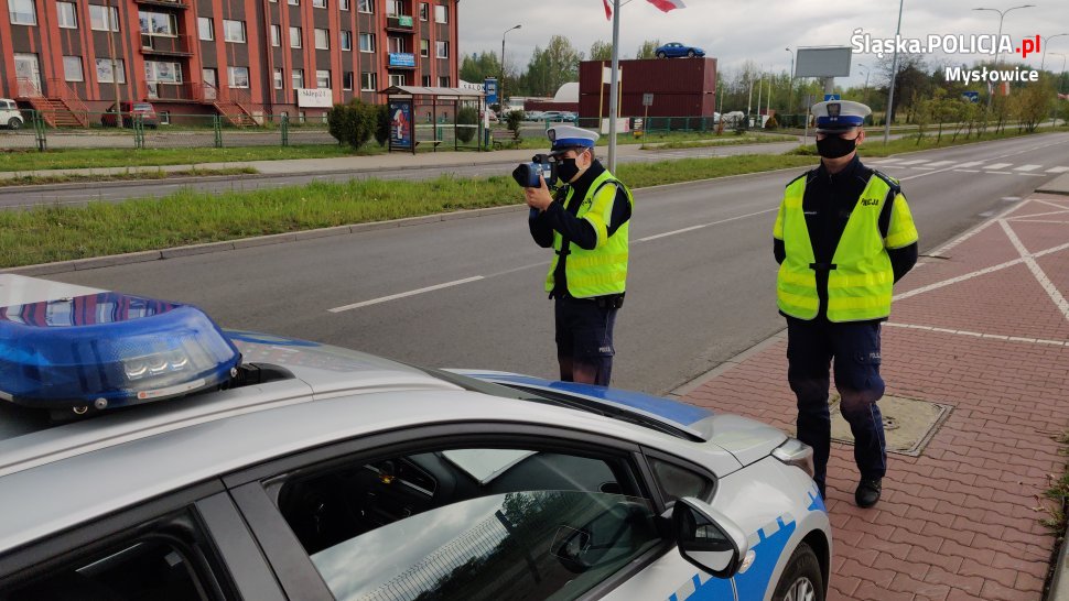 policjanci ruchu drogowego podczas kontroli prędkości kierowców