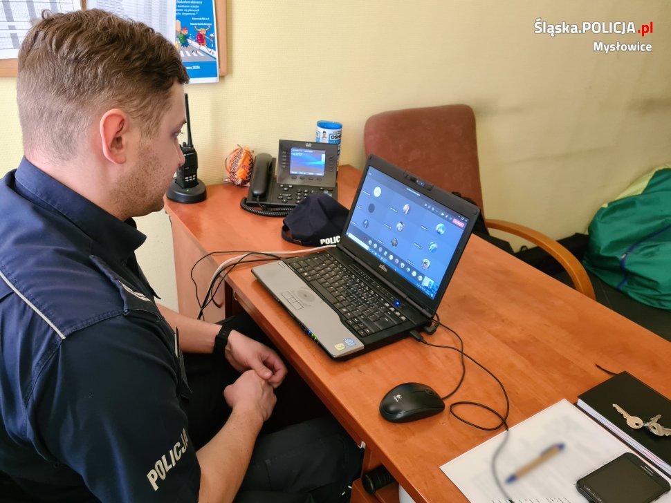 policjant podczas spotkania w formie online z uczniami