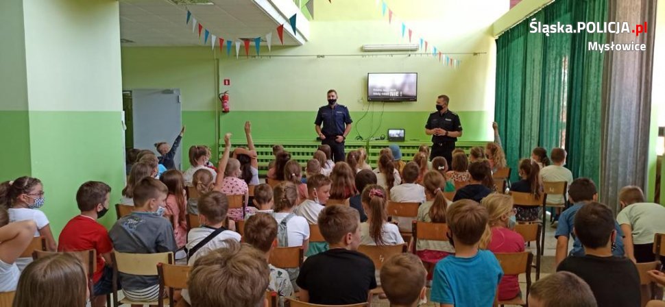 policjanci w trakcie spotkania z uczniami Szkoły Podstawowej nr 4 w Mysłowicach