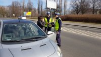 policjanci wręczają tulipana kierującej