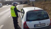 policjanci wręczają tulipana kierującej