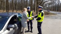 policjanci wręczają tulipana kierującej