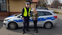 policjant i kobieta na tle radiowozu