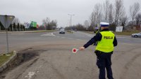 policjanci zatrzymują do kontroli samochód