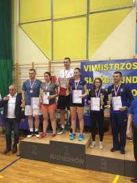 podium zawodów mistrzostw polski służb mundurowych w badmintonie w kategorii mikstów