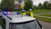 policjanci na skrzyżowaniu oczekują na przejazd kolumny z Prezydentem RP