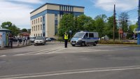 policjant zabezpieczający skrzyżowanie podczas przejazdu kolumny z Prezydentem RP