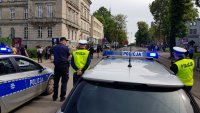 policjanci zabezpieczają wizytę Prezydenta RP w Urzędzie Miasta