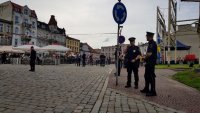 straż miejska i policjanci podczas zabezpieczenia wizyty Prezydenta RP na Rynku