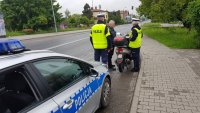 policjanci rozmawiają z kierowcą skutera podczas akcji dla każdego jest miejsce na drodze