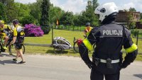 policjant podczas zabezpieczenia rajdu rowerowego