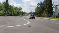 policjant na motocyklu zabezpiecza skrzyżowanie na trasie przejazdu rajdu rowerowego