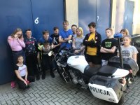 uczniowie SP2 przy policyjnym motocyklu