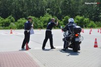 policjant na motocyklu pokonuje tor przeszkód