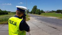 policjant podczas pomiaru prędkości