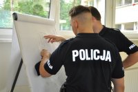 policjanci sprawdzają aktualne wyniki zawodów