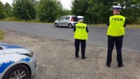 policjanci obserwują ruch kołowy pojazdów na ul. Bończyka