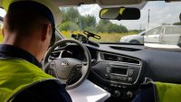 policjanci w radiowozie sporządzają dokumentację