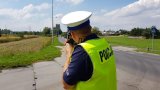 policjant mierzy prędkość laserowym miernikiem