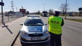 policjant mierzy prędkość