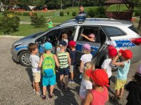 policjanci odwiedzili przedszkolaków w ramach akcji &quot;Bezpieczne wakacje&quot;