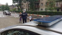 policjantka wręcza dzieciom odblaski