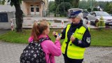 policjantka wręcza odblask