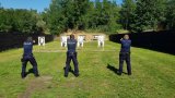 policjanci podczas ćwiczeń na strzelnicy