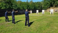 policjanci podczas ćwiczeń na strzelnicy