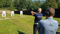 policjanci podczas ćwiczeń na strzelnicy