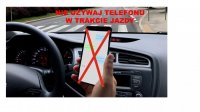 kierowca podczas jazdy trzyma telefon w ręku