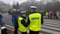 Policjanci i przedstawiciel Automobilklubu podczas pokazu