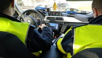 policjanci ruchu drogowego w nieoznakowanym radiowozie grupy SPEED podczas działań prędkość w Mysłowicach