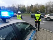 policjanci ruchu drogowego na skrzyżowaniu