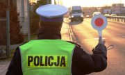 policjant z tarczą do zatrzymywania pojazdów