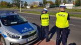 policjanci mierzą prędkość