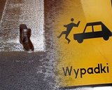 przejście dla pieszych, but i znak &quot;Wypadek&quot;