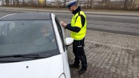 policjanci wręczają kwiaty z okazji Dnia Kobiet