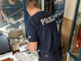 policjant przy środkach ochrony osobistej