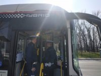 policjanci ruchu drogowego kontrolują środki transportu publicznego