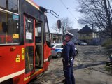 policjanci ruchu drogowego kontrolują środki transportu publicznego