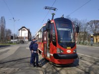 policjanci ruchu drogowego kontrolują środki transportu publicznego