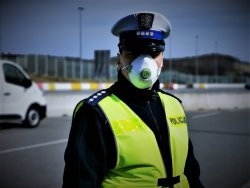 policjant w maseczce ochronnej na twarz